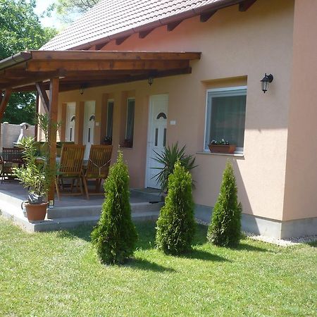 Eszter apartmanház Hajdúszoboszló Exterior foto