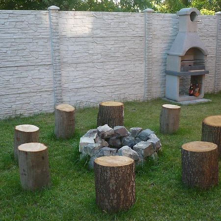 Eszter apartmanház Hajdúszoboszló Exterior foto
