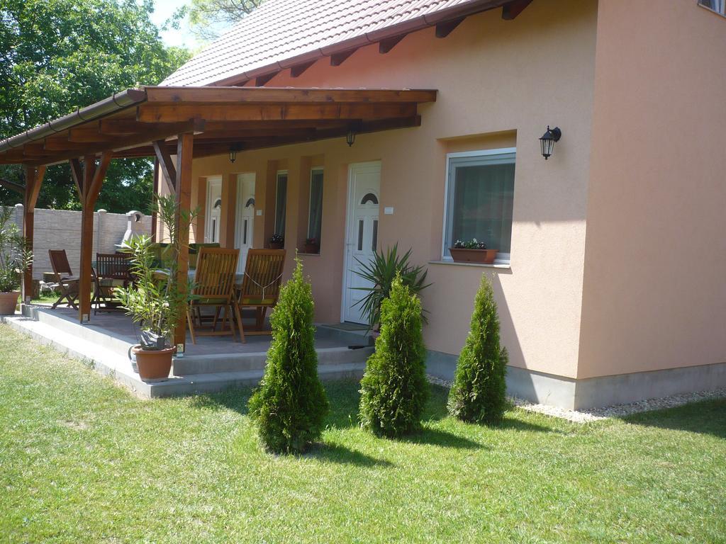 Eszter apartmanház Hajdúszoboszló Exterior foto