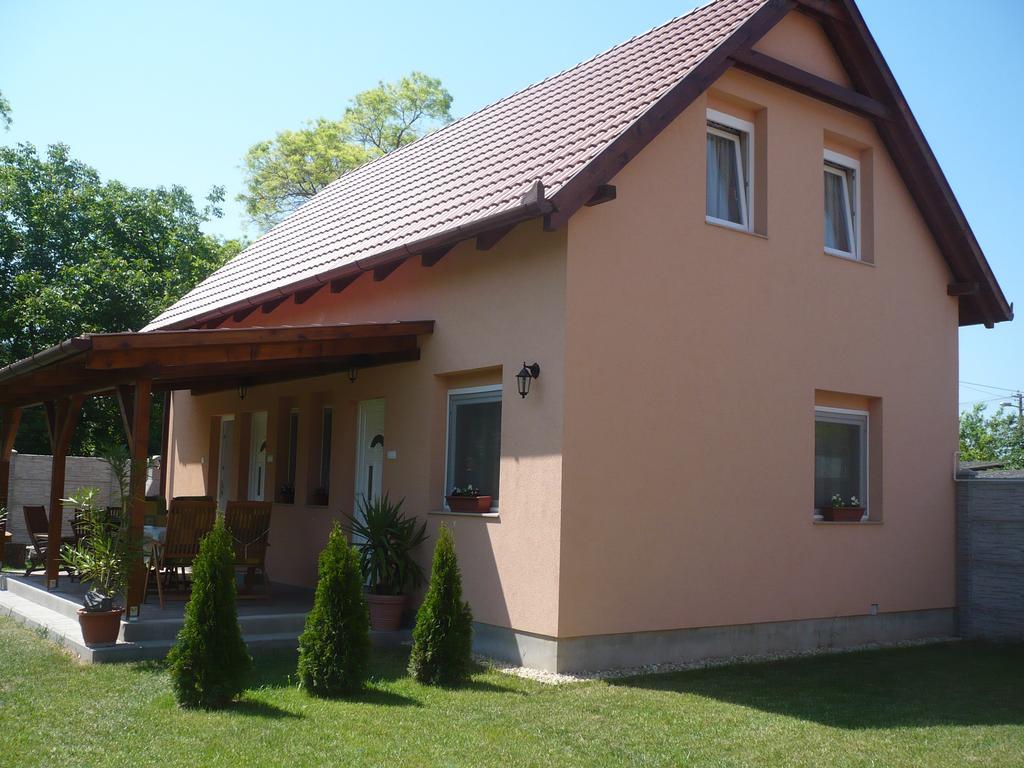 Eszter apartmanház Hajdúszoboszló Exterior foto